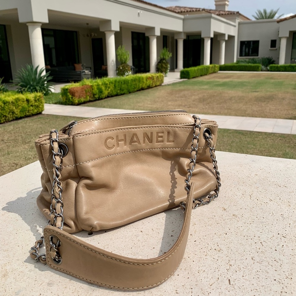CHANEL shoulder bag